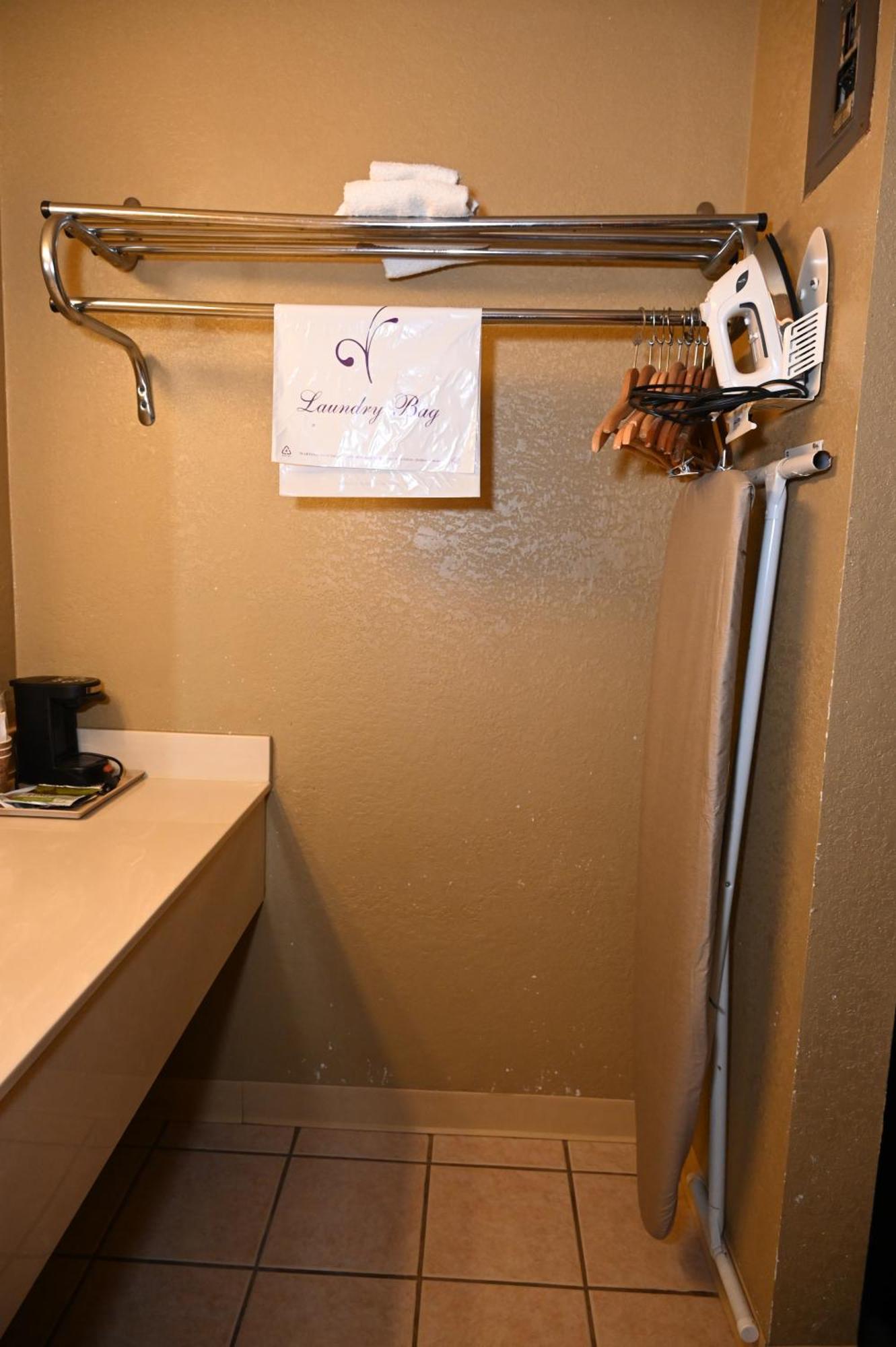 Fortune Inn & Suites Newport Bagian luar foto