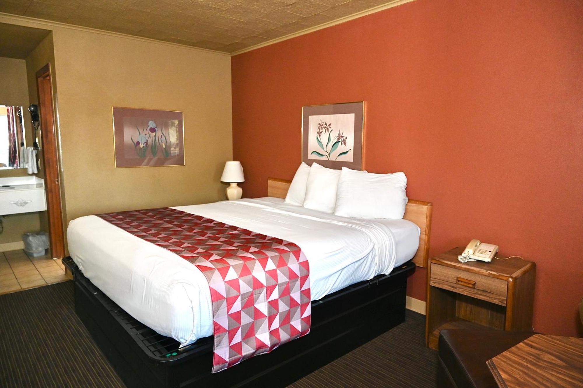 Fortune Inn & Suites Newport Bagian luar foto