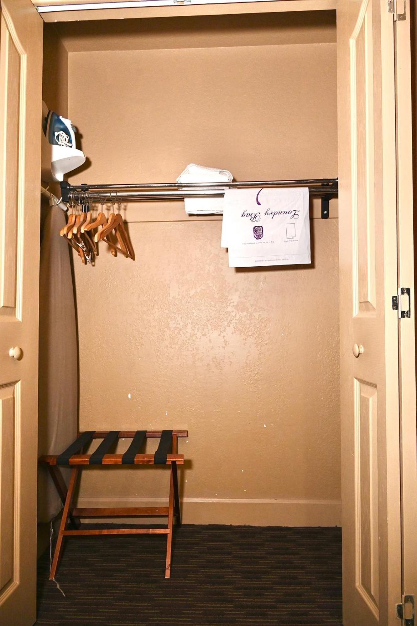 Fortune Inn & Suites Newport Bagian luar foto