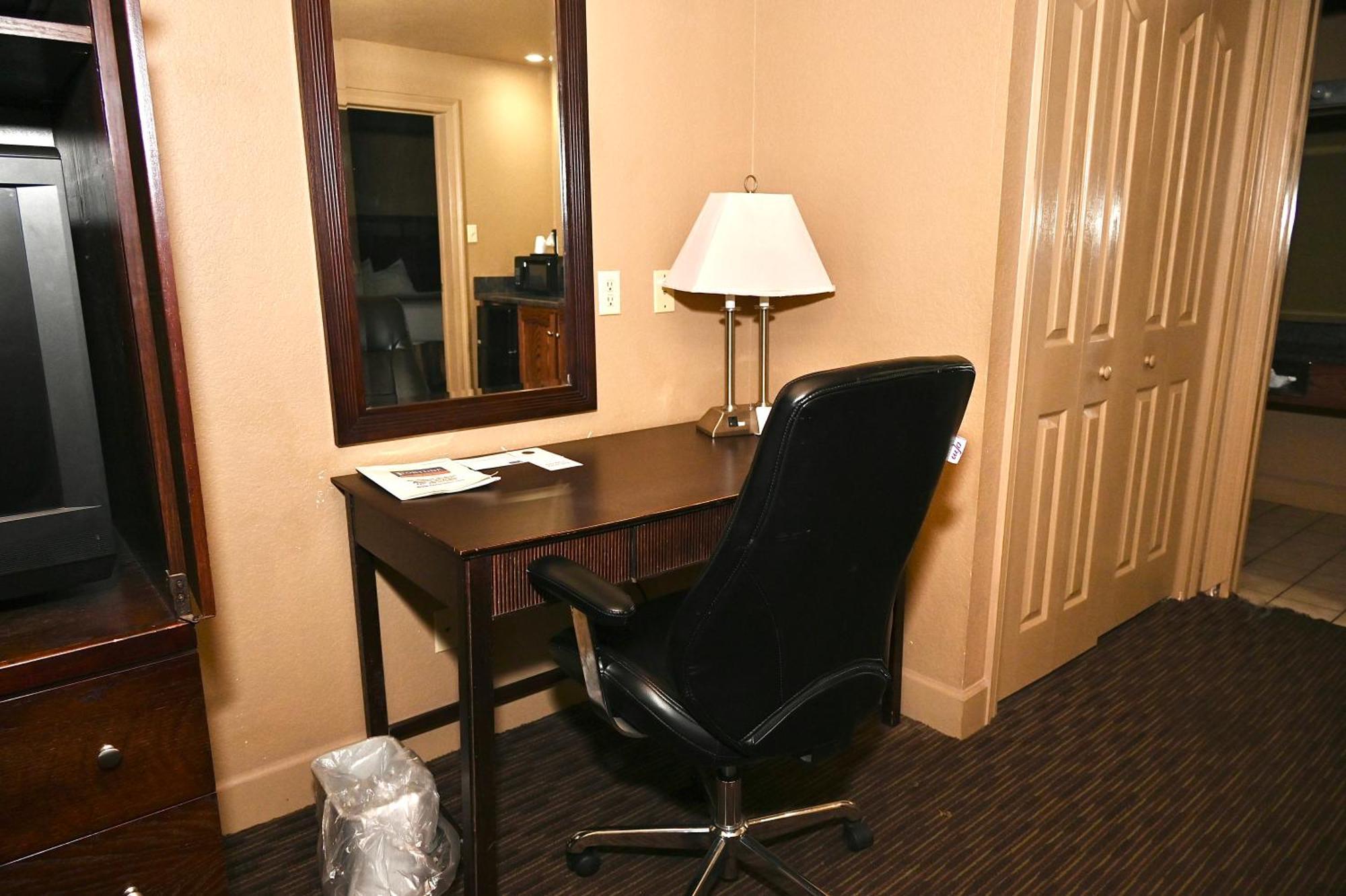 Fortune Inn & Suites Newport Bagian luar foto