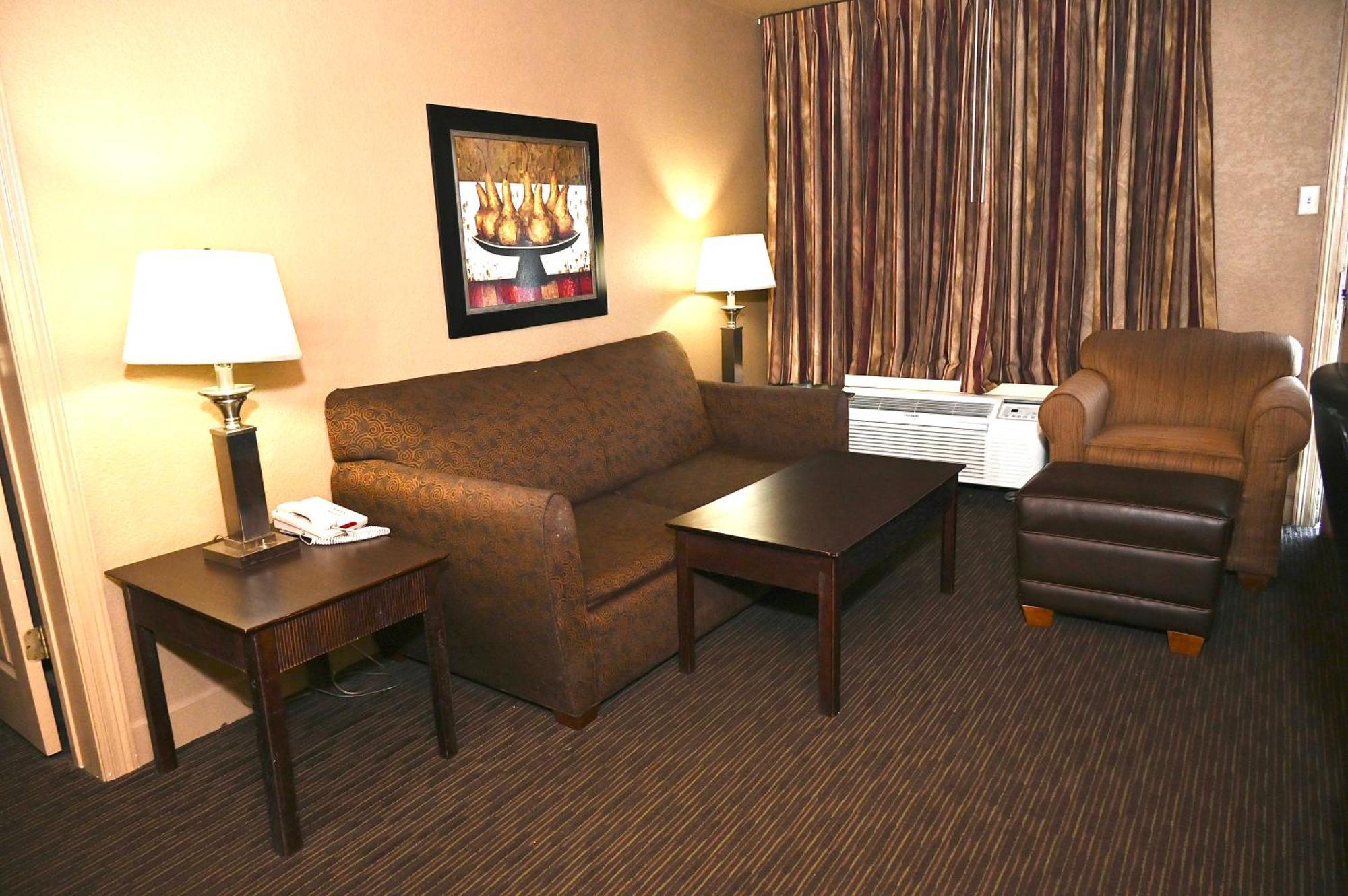Fortune Inn & Suites Newport Bagian luar foto