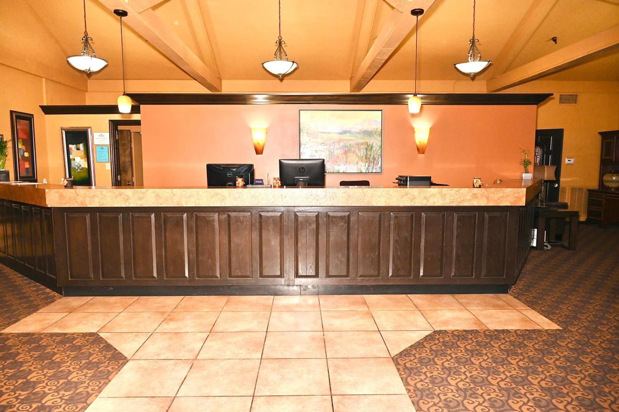 Fortune Inn & Suites Newport Bagian luar foto