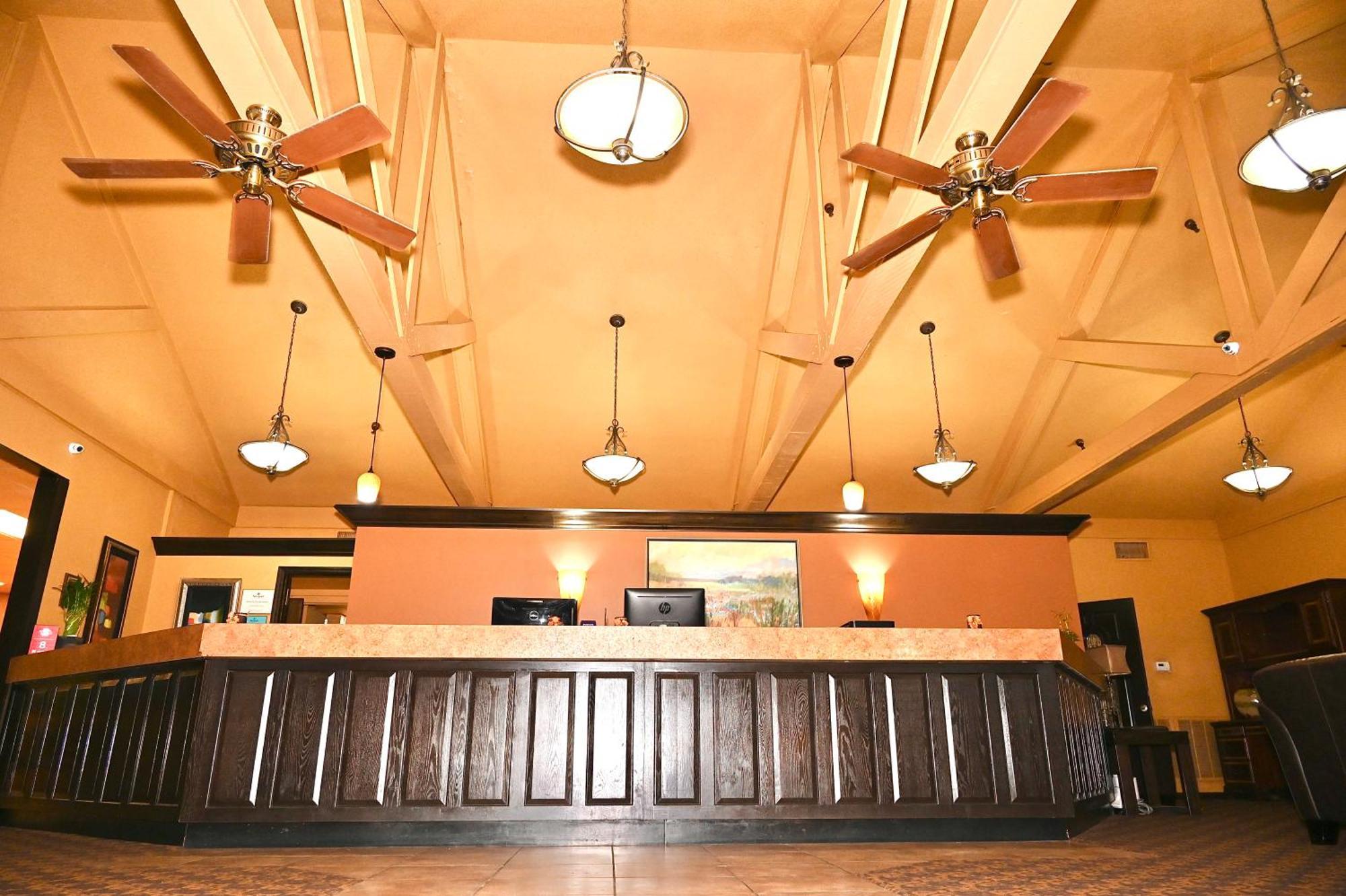 Fortune Inn & Suites Newport Bagian luar foto