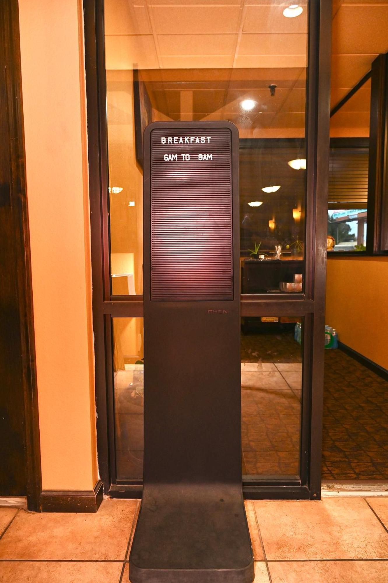 Fortune Inn & Suites Newport Bagian luar foto