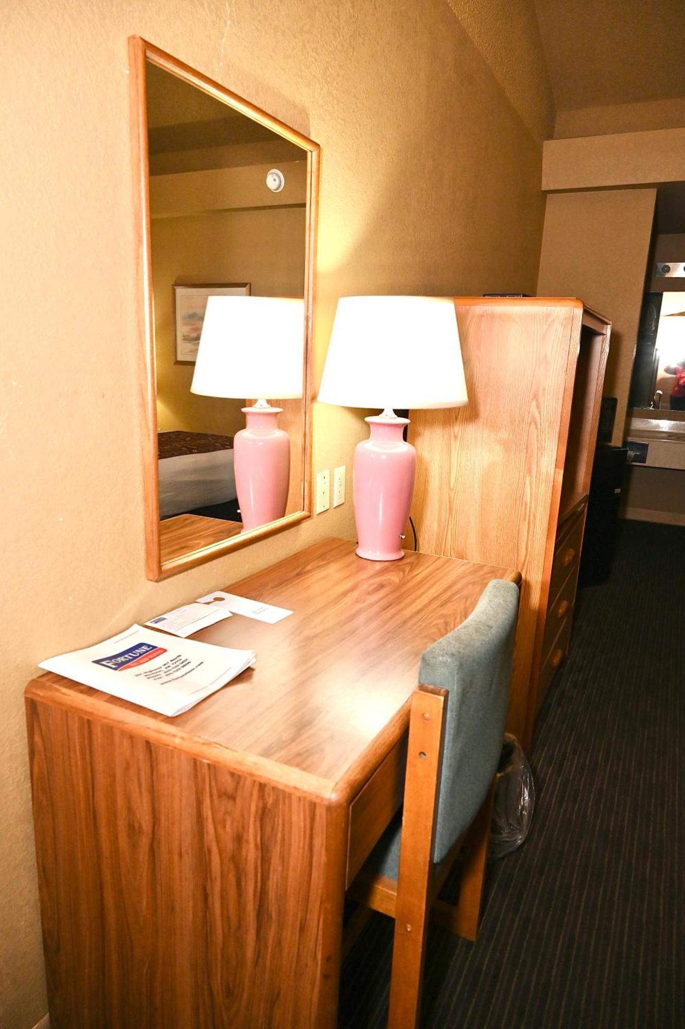 Fortune Inn & Suites Newport Bagian luar foto